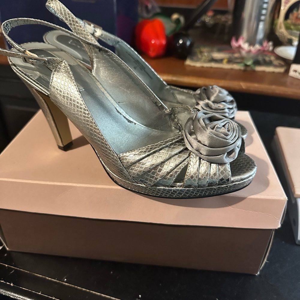 GUC Bandolino BDHartbrake  Silver Platform Heels, Original Box,9M